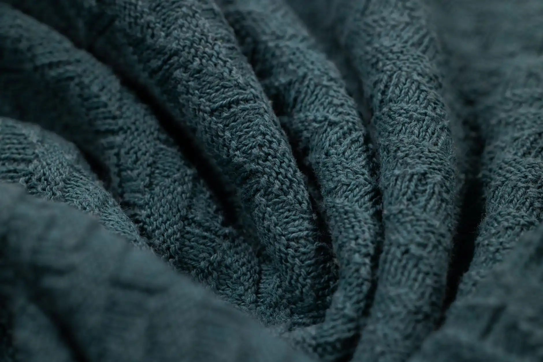 2025夏季女装面料技术趋势：透气性与塑形设计的融合实践正文配图 1
