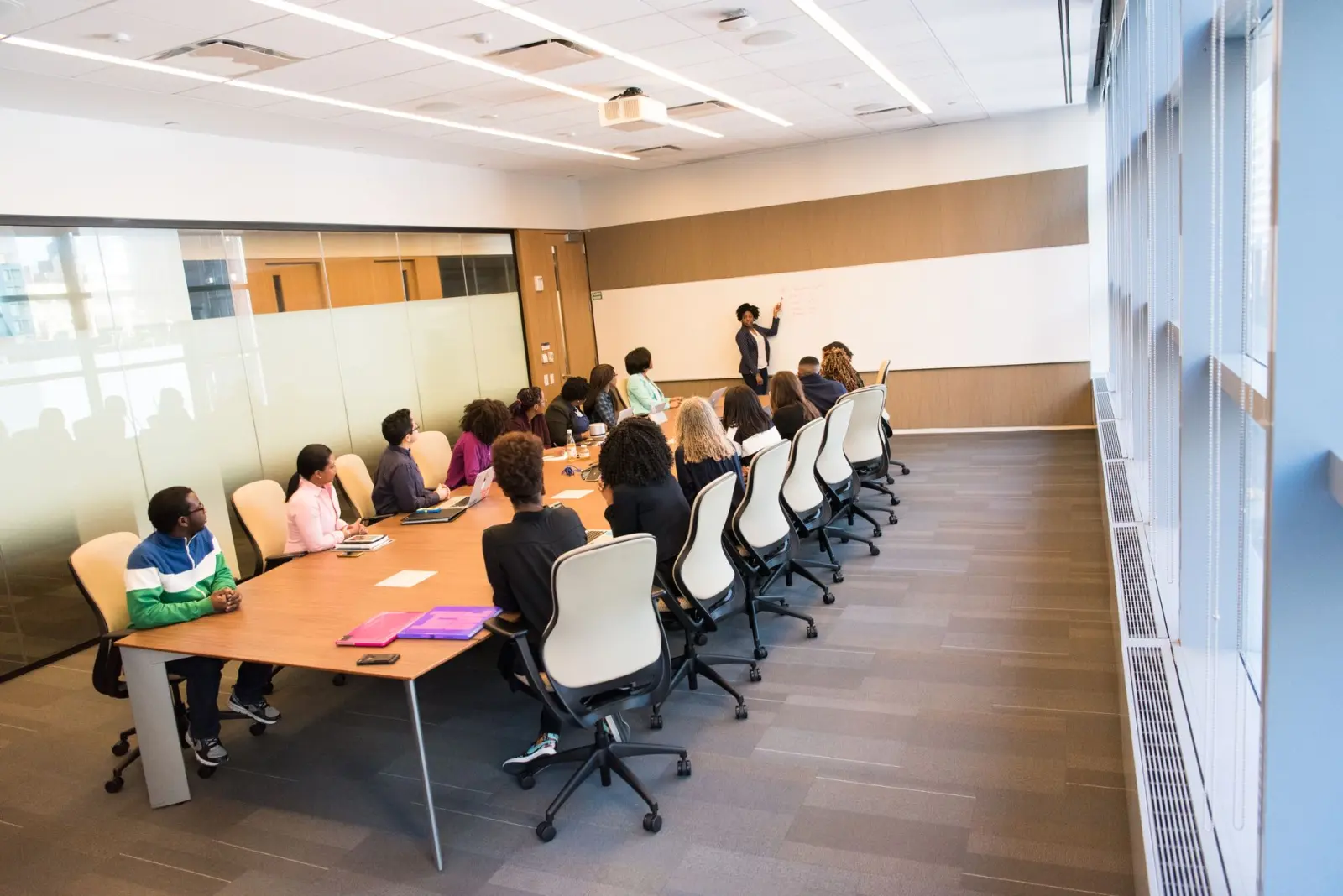 重庆地区夏季女装流行色趋势与面料选型技术解析