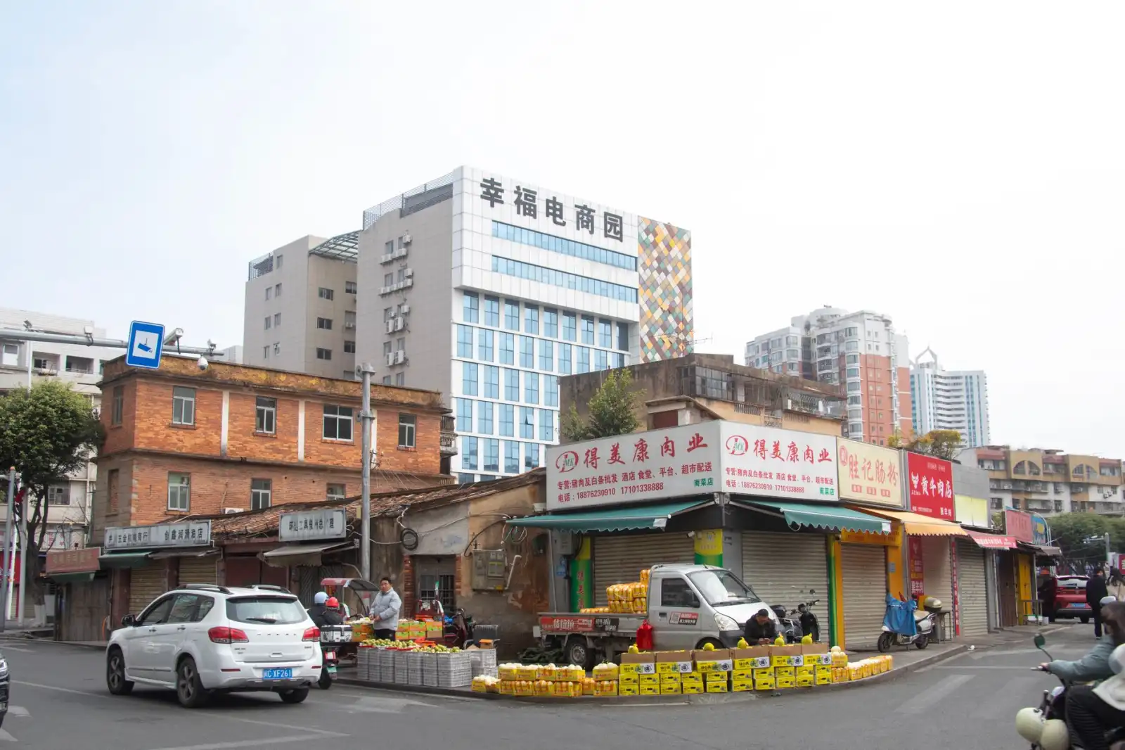 2024年夏季女装流行趋势解析:千娱音轻盈面料连衣裙推荐