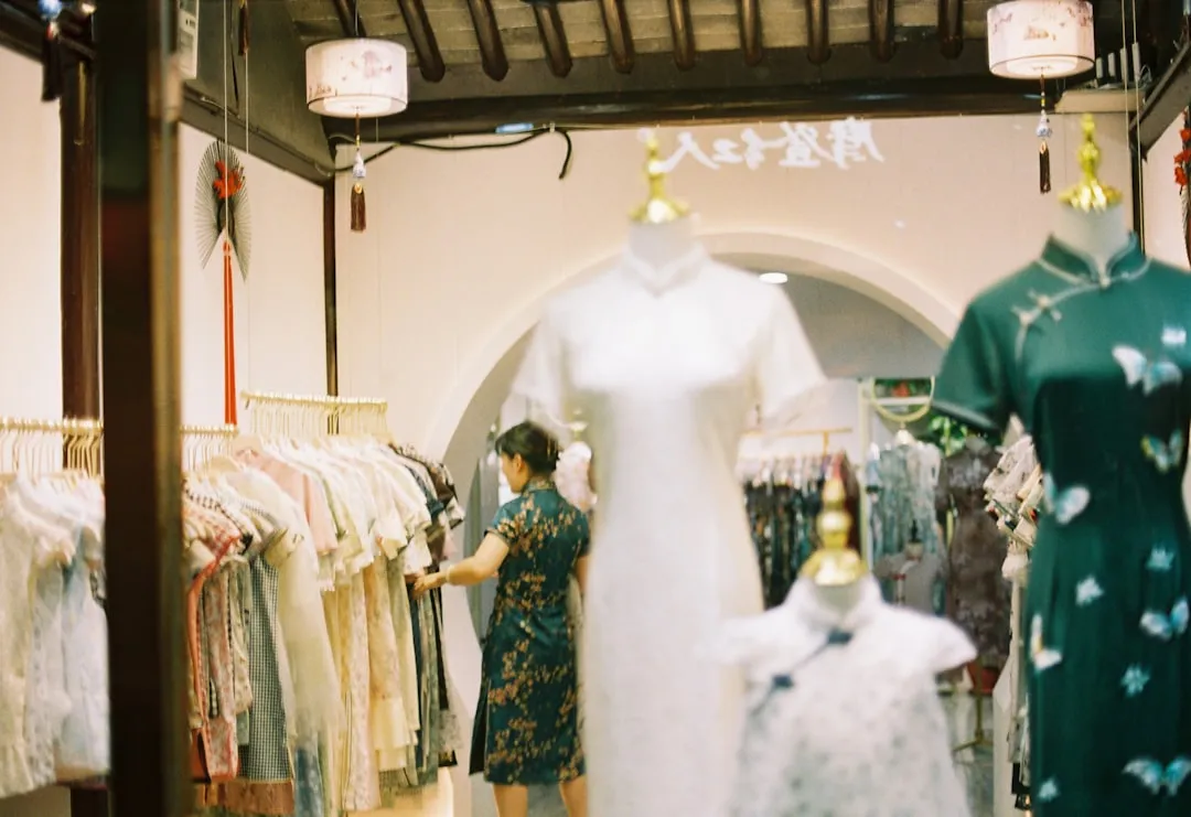 2025夏季女装流行趋势：重庆千娱音连衣裙与短袖T恤新品解析正文配图 1