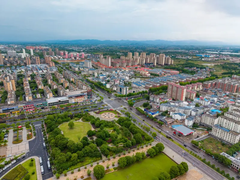 2024年夏季女装流行趋势解析:千娱音轻盈面料连衣裙推荐