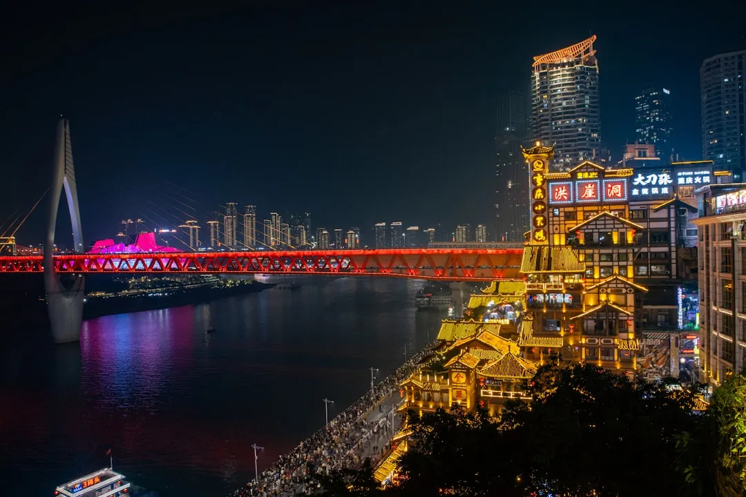 2025夏季连衣裙流行趋势解析：从版型到色彩的全方位洞察